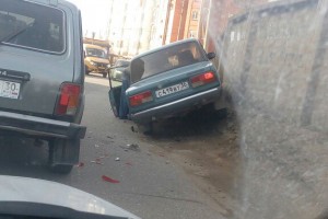 Авария на улице Куликова, автомобиль откинуло на бетонное ограждение