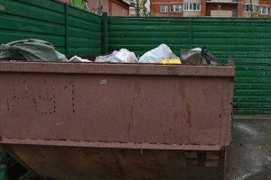 В мусорном контейнере на улице Космонавта Комарова в Астрахани обнаружено тело