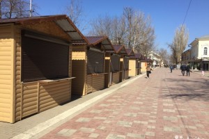 «Новогодние» киоски, расположенные в центре Астрахани, продают на Авито