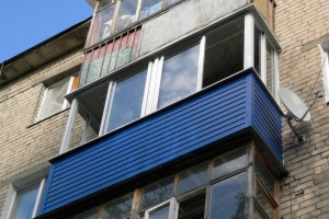 Пьяный житель Астрахани ночью упал с балкона пятого этажа