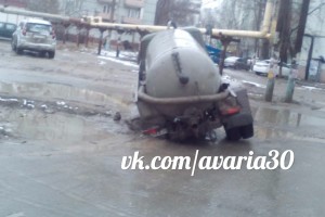 В Астрахани машина-ассенизатор чуть не ушла под землю