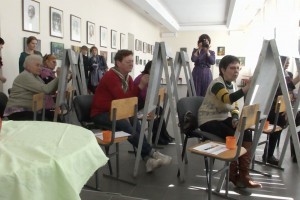 Астраханские пенсионеры осваивают живопись на уроках в художественном училище