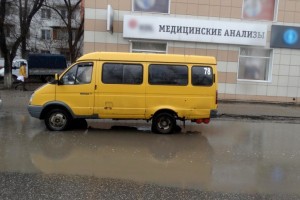 В Астрахани водитель маршрутного такси сбил женщину и скрылся