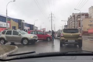 На улице Николая Островского столкнулись два автомобиля