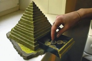 Мошенники обещали астраханке вернуть деньги, вложенные в финансовую пирамиду