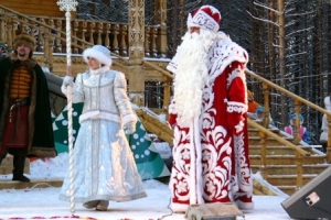 Дед Мороз из Великого Устюга играет в снежки и вспоминает об Астрахани