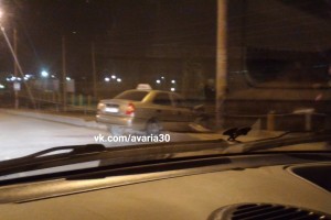 В Астрахани автомобиль Hyundai повис над жд путями на мосту