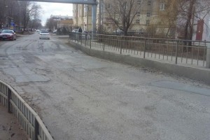 Астраханские коммунальщики залатали злосчастную яму на улице М Максаковой
