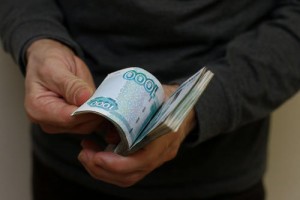 Житель Астраханской области обманом похитил деньги у знакомой из Кузнецка