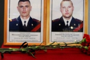 В Астрахани к портретам погибших от рук бандитов полицейских несут цветы