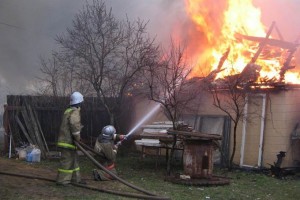 В Астраханской области из-за брошенного окурка и поджогов сгорели три постройки, спасены 8 человек