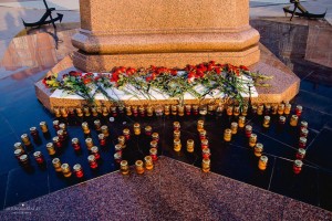Жители Астрахани несут цветы к памятнику Петра I в память о жертвах теракта в Петербурге