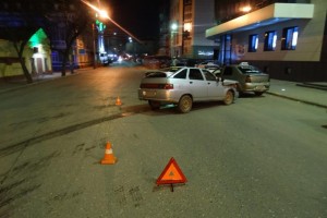 В Астрахани водитель иномарки, выехавший на красный свет, врезался в автомобиль