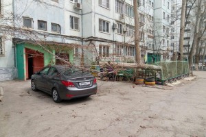 В Астрахани из-за ветра на автомобили падают деревья