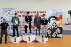Астраханские борцы привезли с турнира из Элисты золотую и серебряную медали