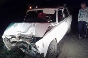 В Астраханской области водитель «семёрки» не справился с управлением и врезался в дерево