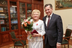 Глава Астраханской области вручил орден единственной рыбачке Володарского района
