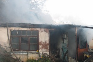 В Кировском районе Астрахани ликвидирован пожар в летней кухне, спасены семеро