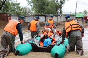 Астраханские спасатели ликвидируют последствия условно затопленных домов