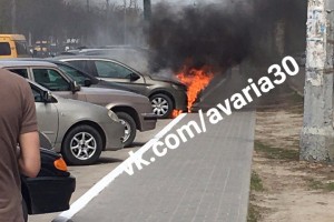 На Кировском рынке города Астрахани загорелся автомобиль