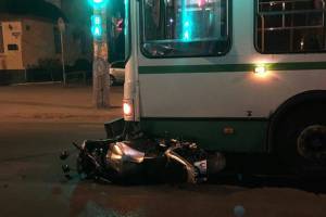 В центре Астрахани мотоцикл влетел под автобус