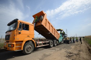 На окраинах Астрахани ремонтируют дороги