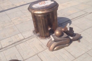 В Астрахани вандалы разрушили памятник семье на Набережной Приволжского Затона
