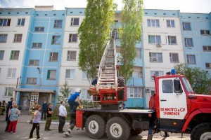 В Знаменске Астраханской области обрушилась лестница в многоэтажке