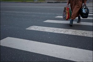 В Астрахани водитель Chevrolet сбила на пешеходном переходе пожилую женщину