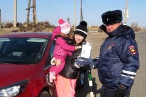 В Астраханской области полицейские провели акцию, в ходе которой вручили водителям детские автокресла