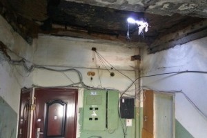 Обрушение в жилом доме Знаменска Астраханской области произошло из-за воды