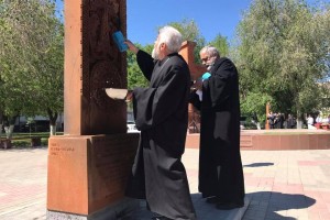В Астрахани открыли два армянских хачкара