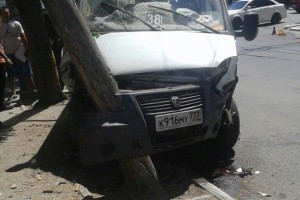 В Астрахани водитель маршрутного такси врезался в дерево при столкновении с «Ладой»
