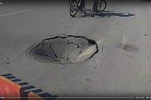 В Астрахани на улице Победы образовалась опасная яма