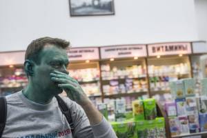 Навальный улетел из России лечить травму, которую получил перед визитом в Астрахань