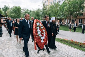 Накануне Дня Победы губернатор возложил венки к памятным местам