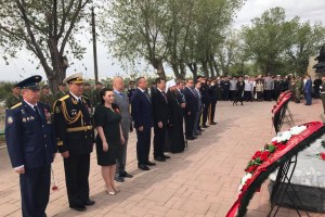 В Астрахани состоялась церемония возложения венков к памятникам воинской славы