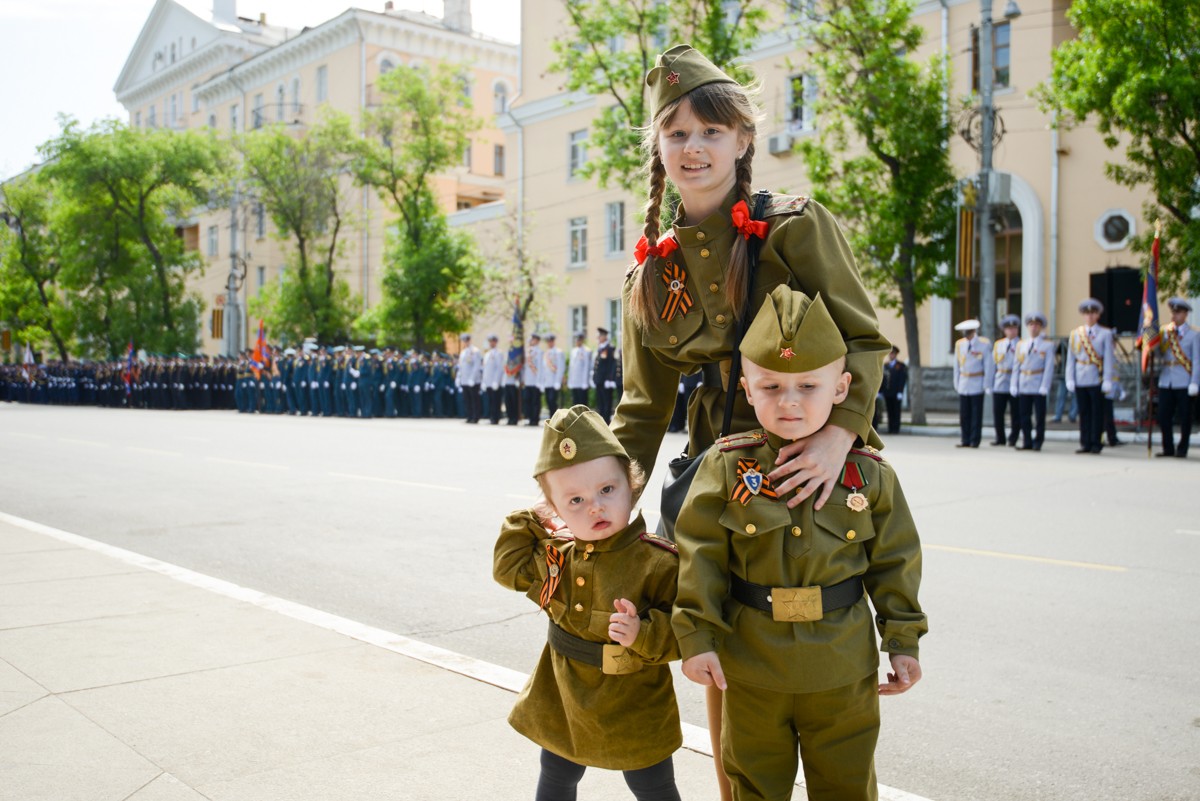 Парад 9 мая дети. Дети на параде Победы. Дети на параде 9 мая. Солдат и ребенок на параде. Одежда на парад 9 мая для детей.
