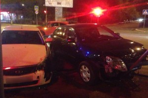 Ночью в Астрахани водитель за рулём Toyota врезался в знак пешеходного перехода