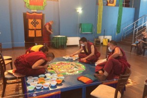 В Астрахани буддийские монахи вновь создают песочную мандалу