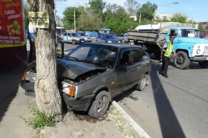 На улице Боевой в Астрахани пьяный водитель «девятки» врезался в дерево