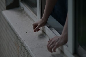Ночью из окна дома на улице Маркина в Астрахани выпала 17-летняя девушка
