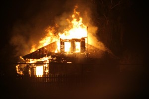 В Астрахани из-за игры с огнём и поджога сгорели дом, два сарая и автомобиль