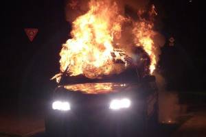 В Астрахани на Боевой подожгли автомобиль