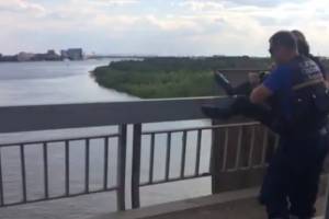 Спасение астраханца на Новом мосту попало на видео