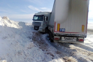В Астраханской области сотрудники ГИБДД помогли вытащить грузовик, застрявший в сугробе