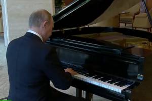 Владимир Путин в ожидании встречи с лидером КНР сыграл на рояле