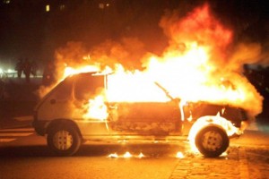 В Астрахани из-за ошибки автослесаря на ходу загорелся автомобиль с водителем в салоне