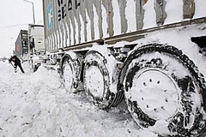 В Астраханской области грузовик с 22-тонным грузом застрял в сугробе