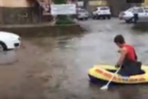 Появилось видео, на котором горожанин плывет на лодке по затопленным дорогам Астрахани